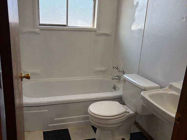 Lsbrwy - 7508 Ne Broadway — Photo 11