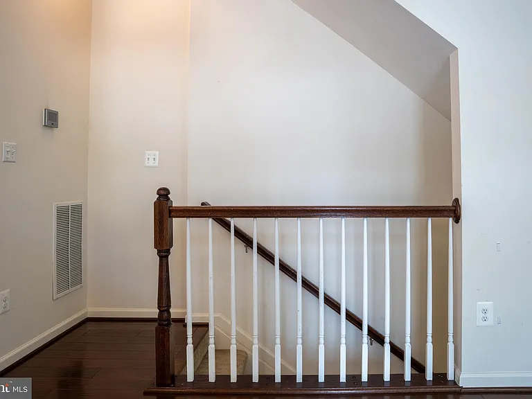 42243 Canary Grass Sq — Photo 14