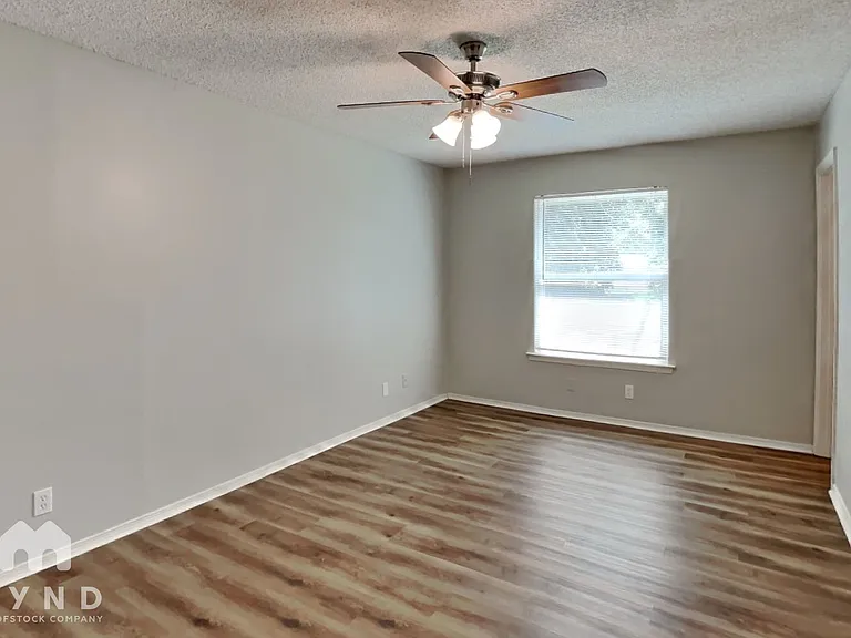 915 Winnie St — Photo 8