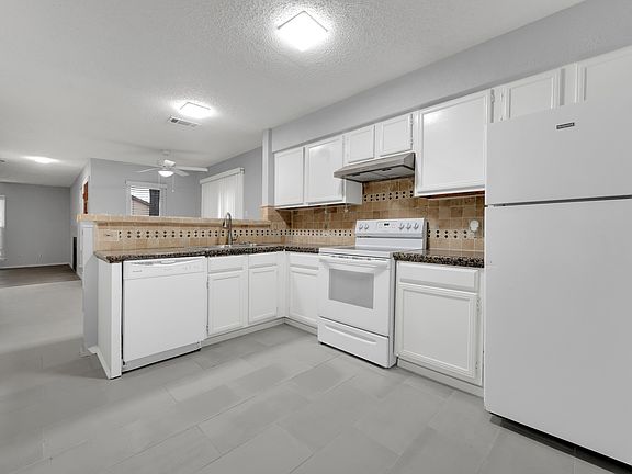 4th image of 2111 E Belt Line Rd