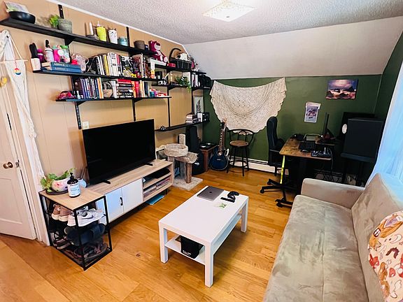5th image of 493 Bay St Unit 2