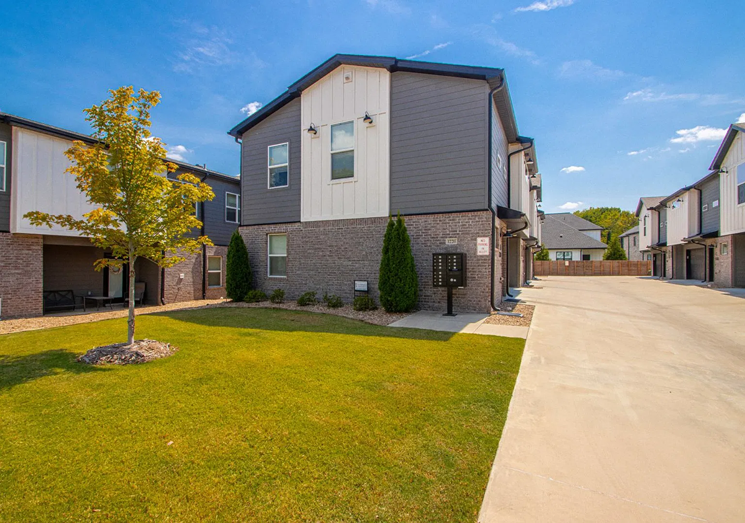 Riverwalk Townhomes - 1220 W. 4th Street — Photo 1