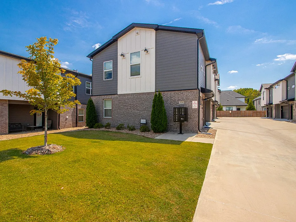 Riverwalk Townhomes - 1220 W. 4th Street