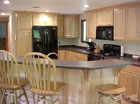 NEWLY UPDATED HICKORY KITCHEN