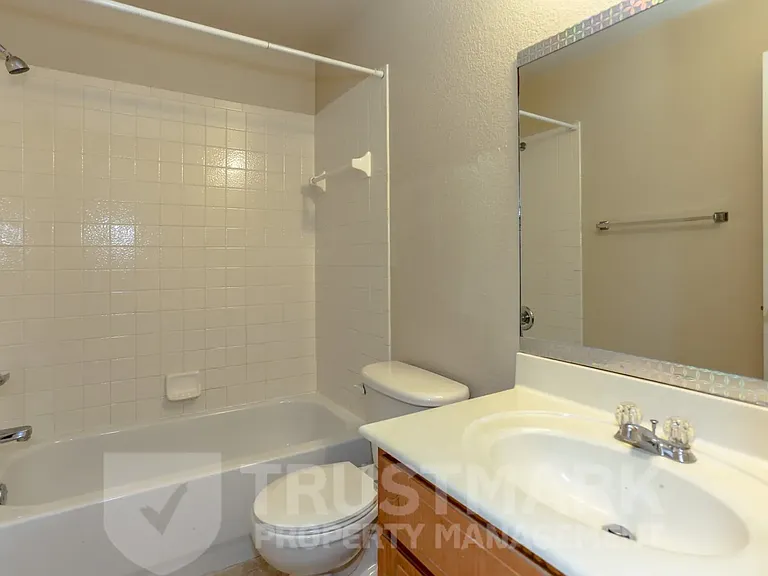932 Maplewood St #B — Photo 12