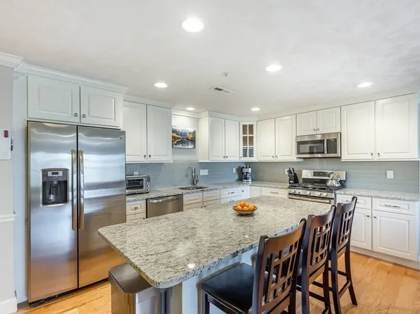 15 Church St Unit 303, Wilmington, MA 01887