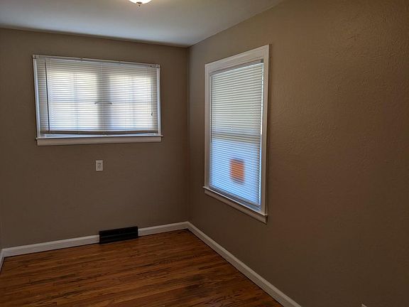 3rd image of 323 Sandhurst Dr