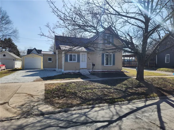 814 E Robinson St, Knoxville, IA 50138