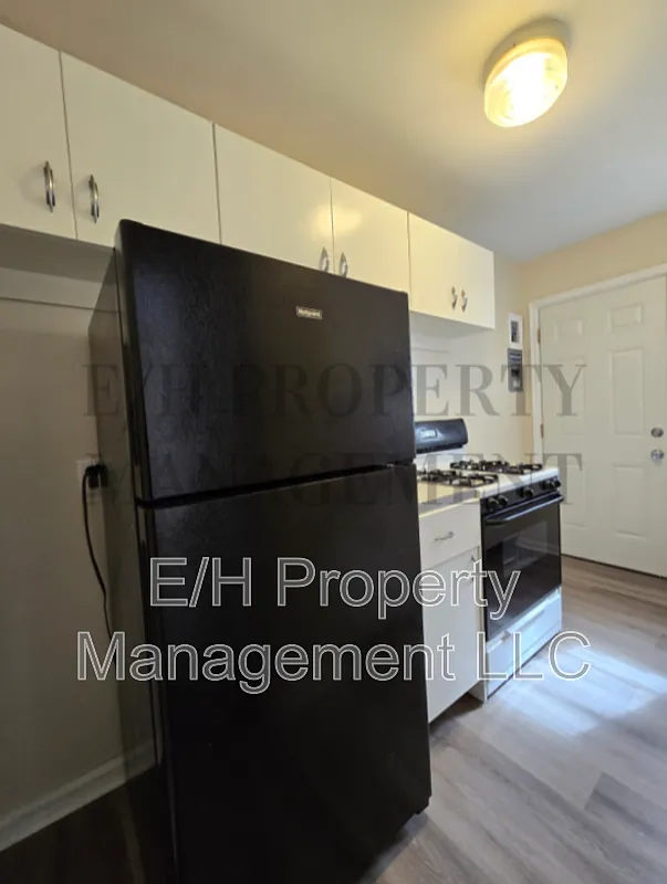 2 bed, 1.0 bath, 719 sqft, $695 — Photo 3