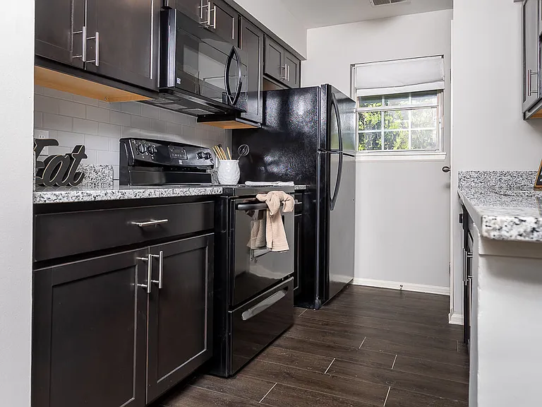 Lakeshore Apartments — Photo 11