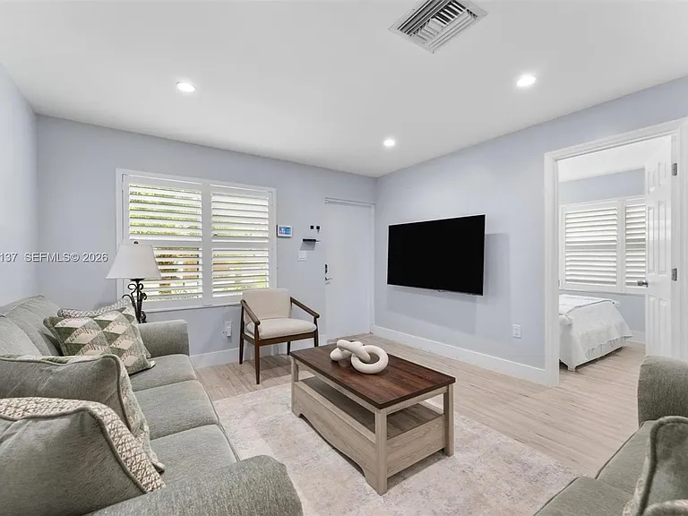 230 SW 12th Ave — Photo 4