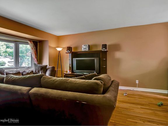 3rd image of 28 Rainbow Dr