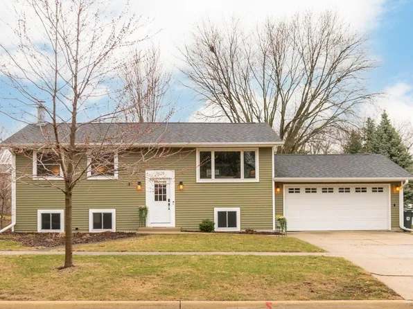 3625 Briarwood Dr, Cedar Falls, IA 50613