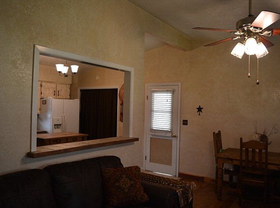 4th image of 814 N Pecan St