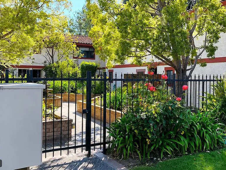 1002 Roble Ave — Photo 11