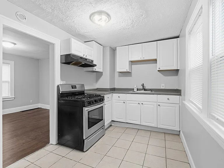 14399 Maple Ave — Photo 10