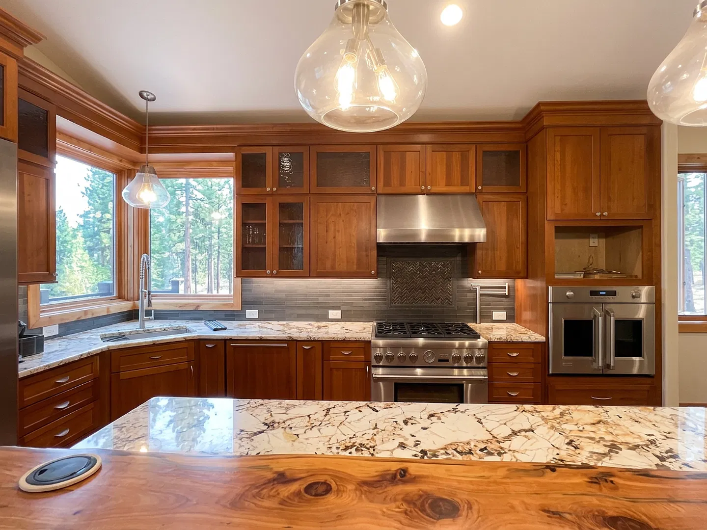 Spacious 3 Bedroom Breckenridge Home with 2-Car Garage, Hot Tub & Dog Run — Photo 3