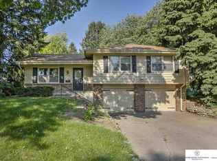 5076 Oaks Ln, Omaha, NE 68137