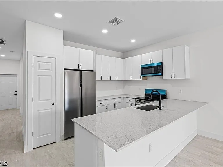 2220 Kenneth Ave S — Photo 2