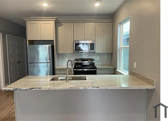 3 bed, 1200 sqft, $1,900 — Photo 3