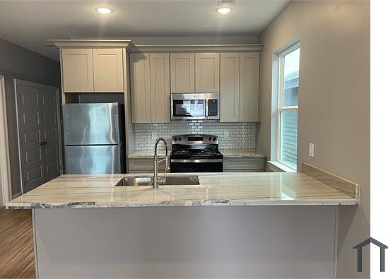 3rd image of 2911 Spain St