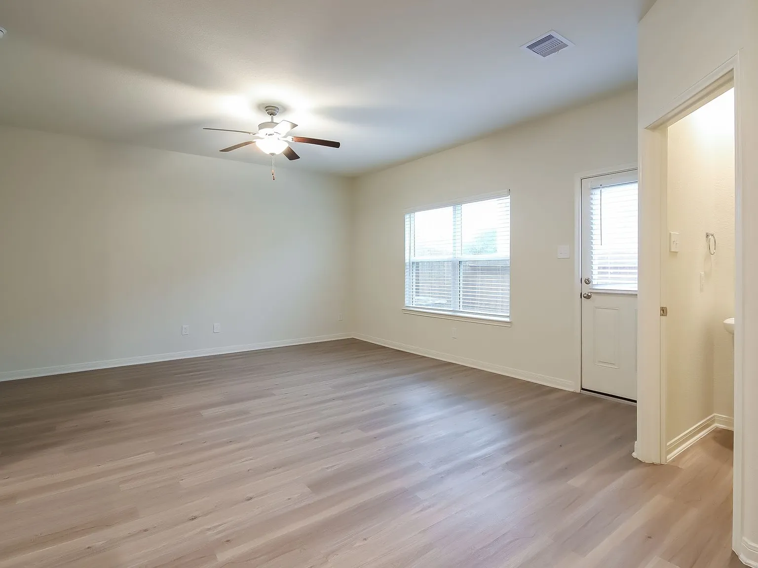 3 bed, 2.5 bath, 1727 sqft, $1,785 — Photo 2