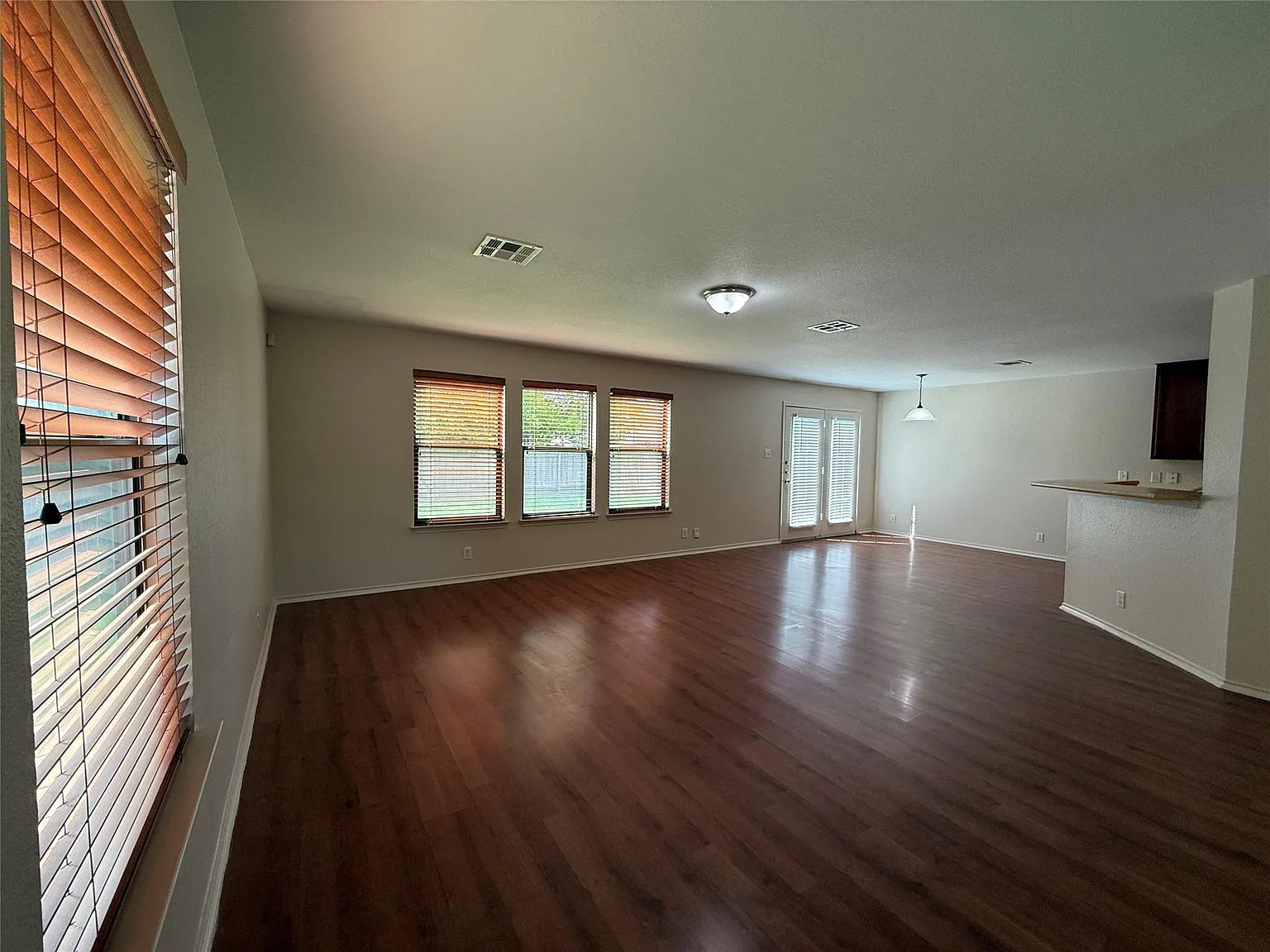 3 bed, 2.5 bath, 1784 sqft, $1,845 — Photo 4