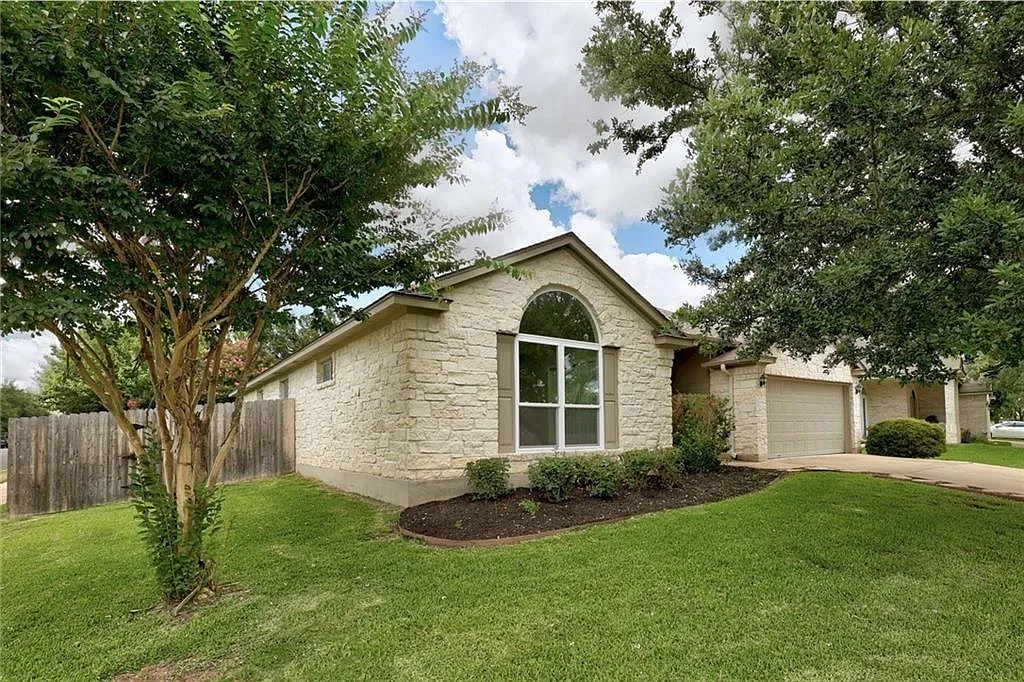 3 bed, 2.0 bath, 2170 sqft, $2,100 — Photo 2