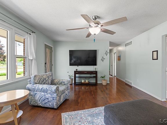 4th image of 1112 Jane St