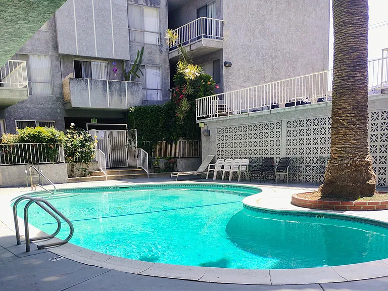 Vanowen Plaza — Photo 1