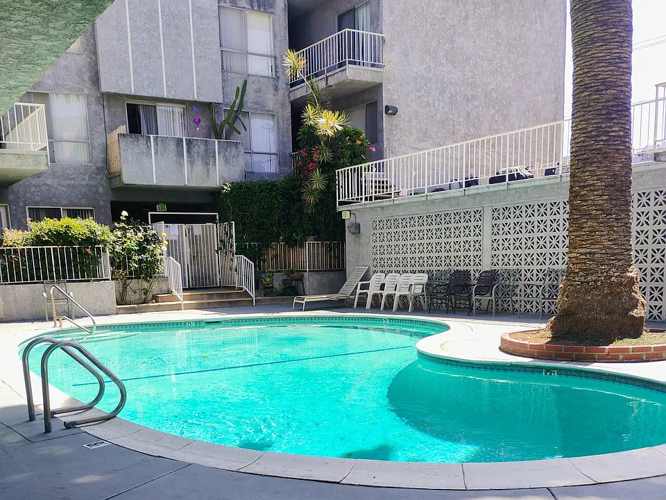 Vanowen Plaza
