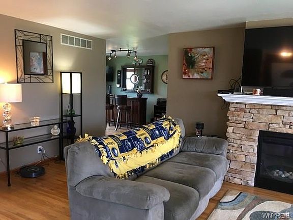 2nd image of 94 Kingsbury Ln