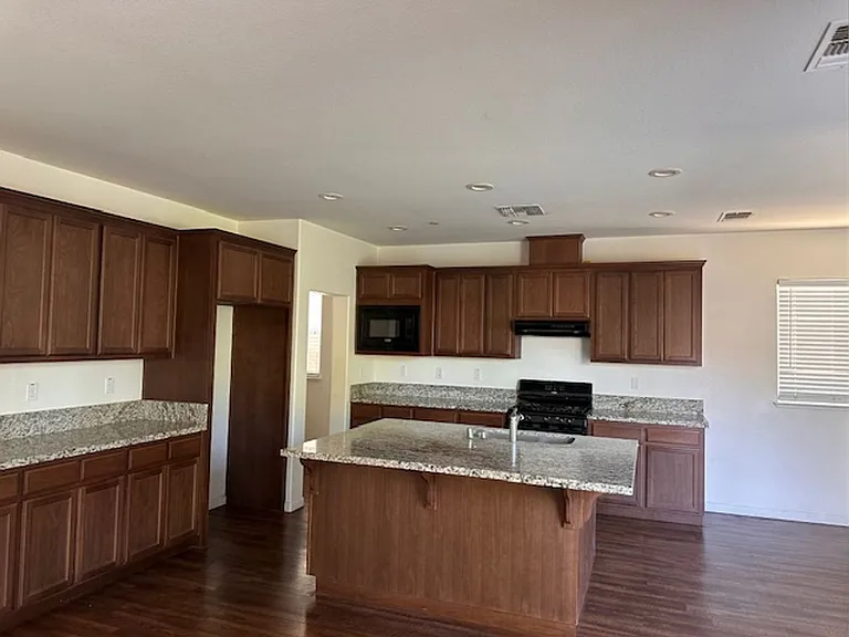 18281 Parkside Ct — Photo 6