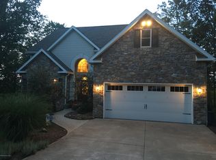 8 Walden Ct, Hazleton, PA 18202