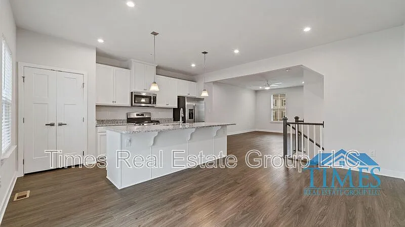 3 bed, 3.0 bath, 1916 sqft, $2,990 — Photo 2