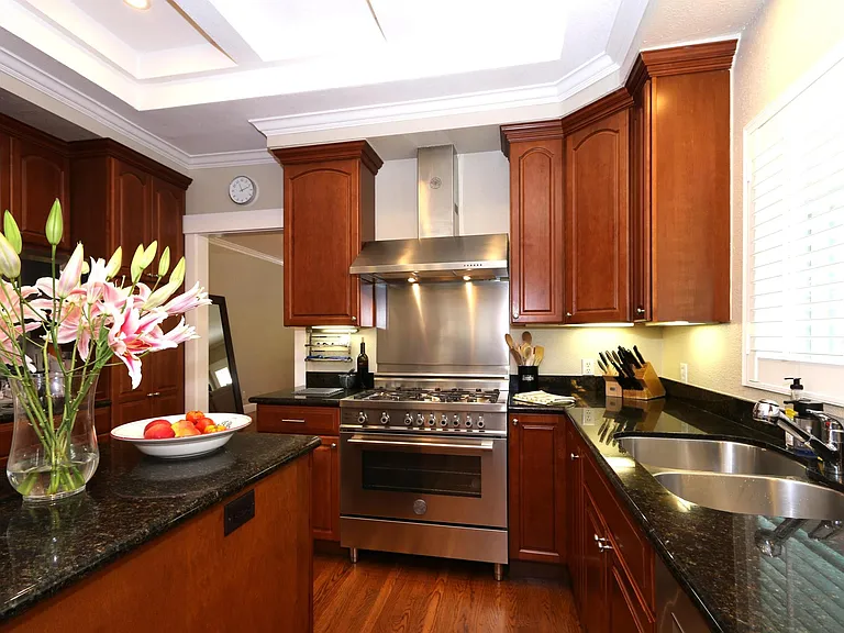 2050 Brewster Ave — Photo 6