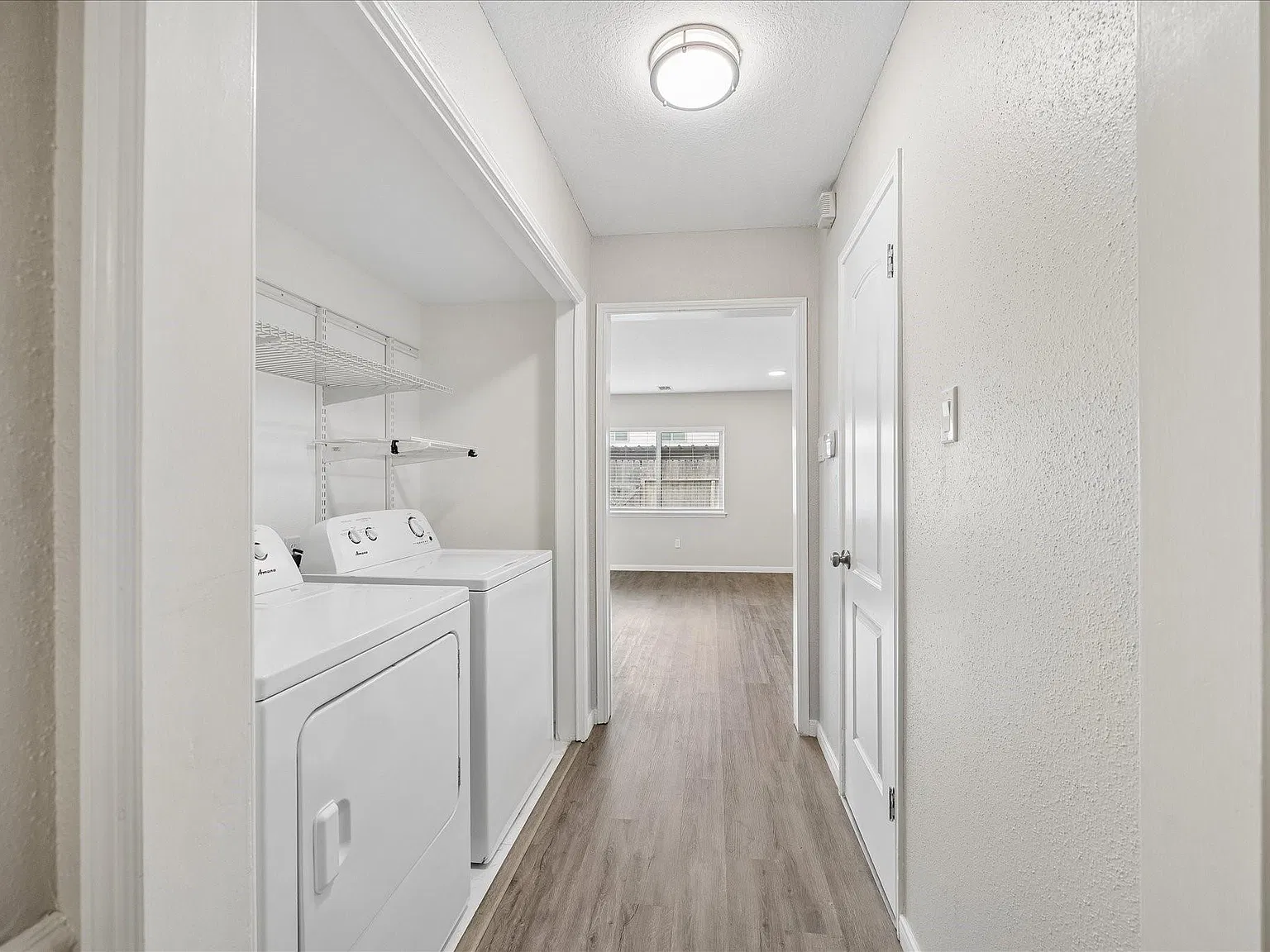 3 bed, 3.0 bath, 2082 sqft, $2,400 — Photo 2