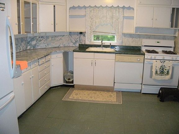 Large kitchen with gas stove - refrigerator