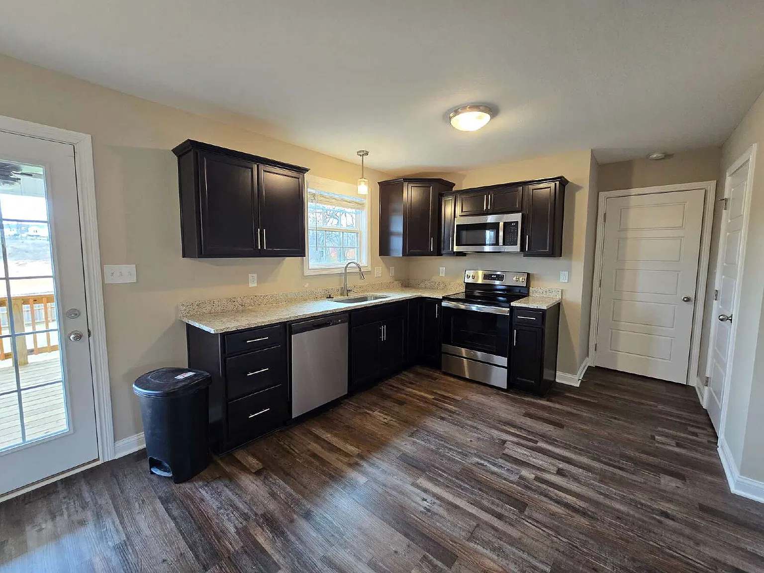 3 bed, 2.5 bath, 1595 sqft, $1,950 — Photo 3
