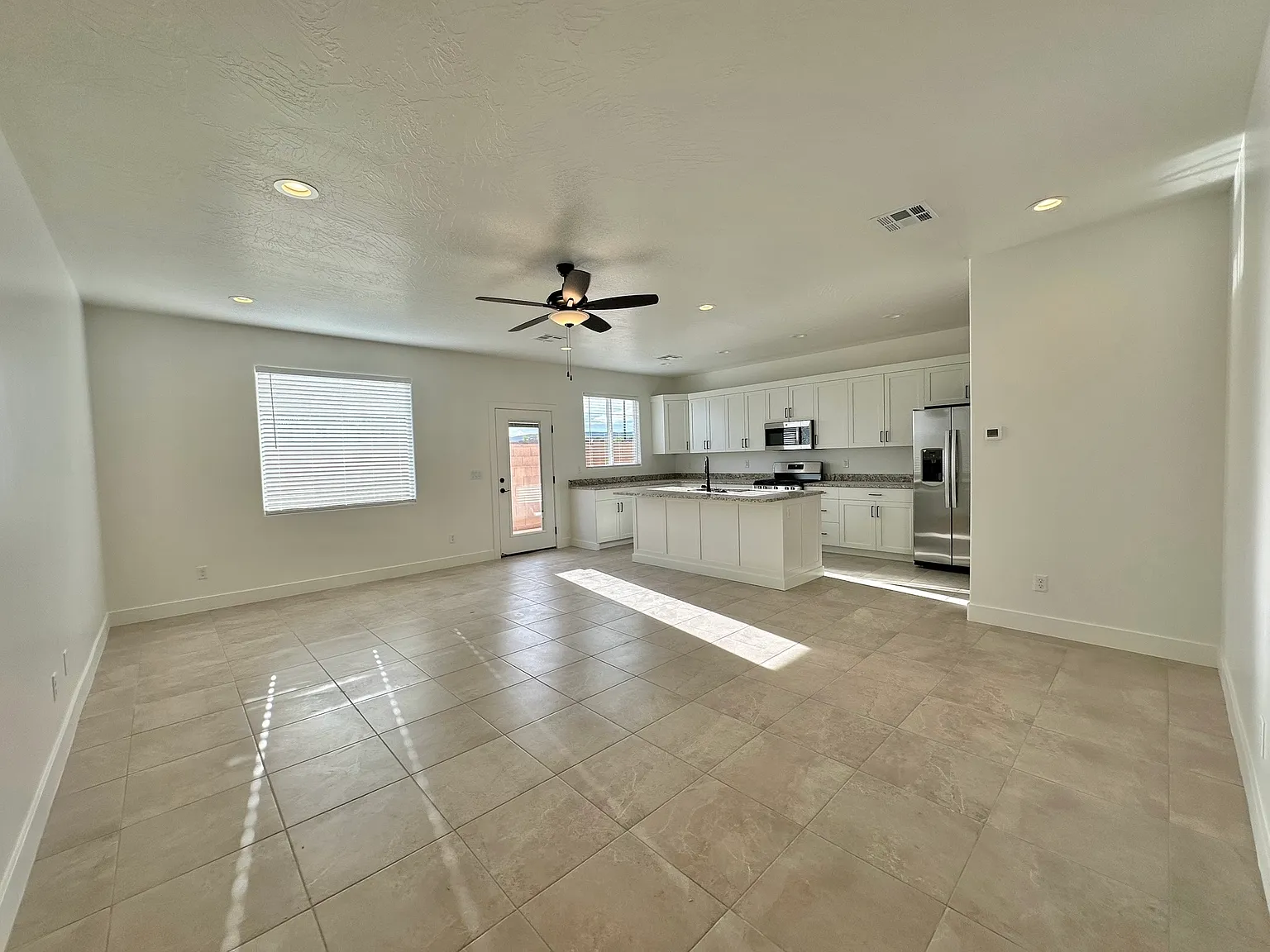 End Unit 1874 Sqft Townhome! 4 Beds 2.5 Baths 2 Car Garage! — Photo 2