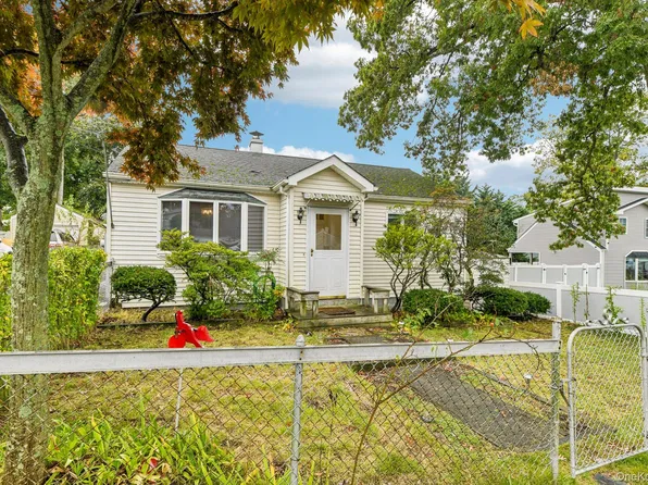 62 E 20th Street, Huntington Station, NY 11746