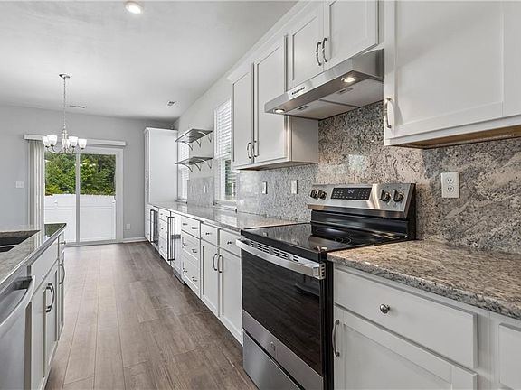 3rd image of 124 Meadows Landing Ln