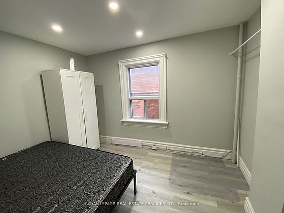 3rd image of 206 Carlton St #203
