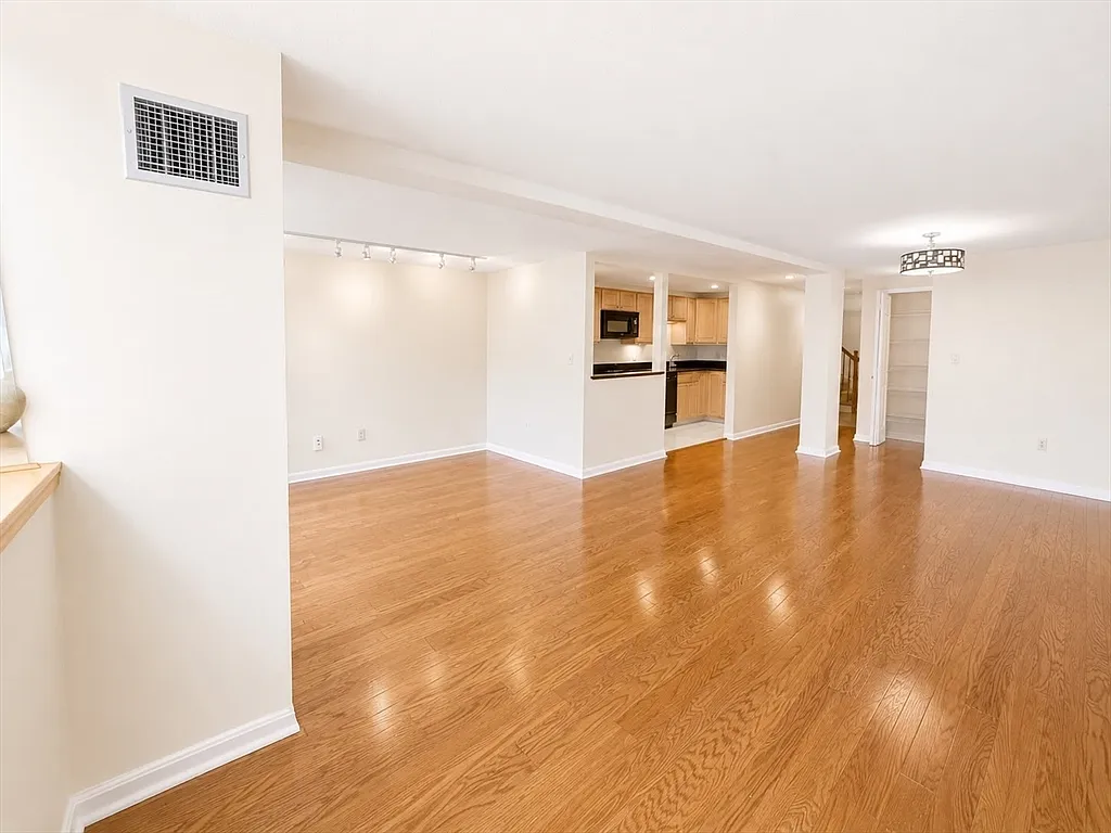 2 bed, 1.5 bath, 1454 sqft, $2,300 — Photo 4