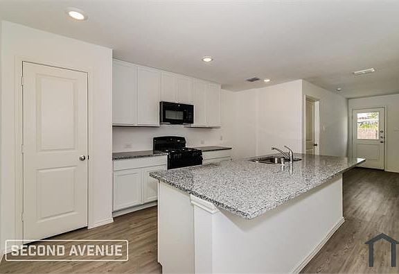 4th image of 1905 Lotus St