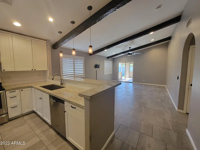 758 W Oxford Ln — Photo 2