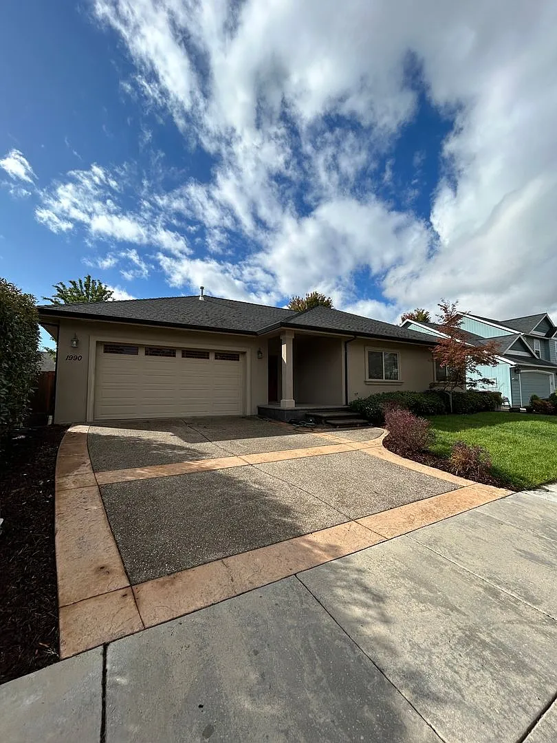 3 Bedroom 2 Bath Home in Central Point! — Photo 3