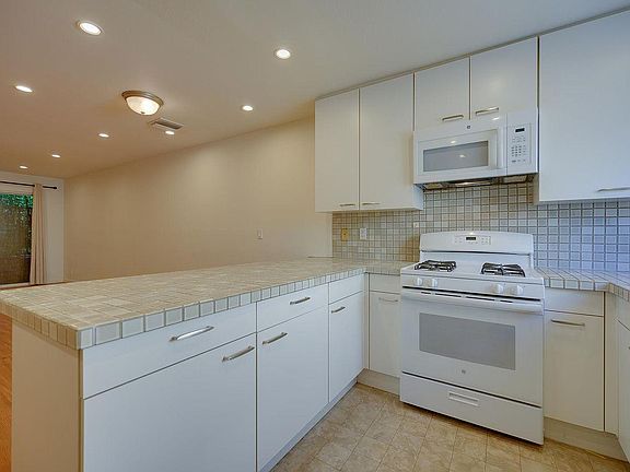 5th image of 849 S Shenandoah St #103