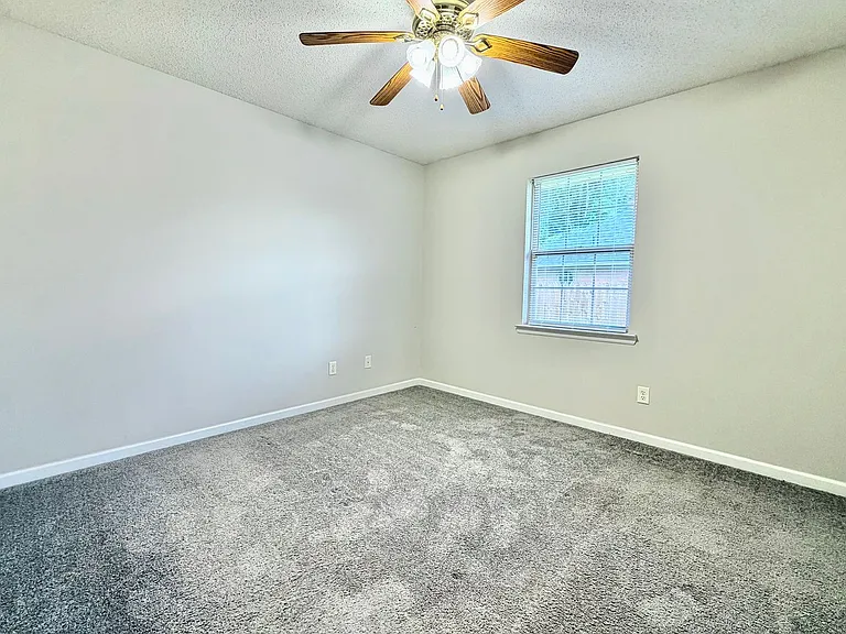1130 Montclair Dr — Photo 21