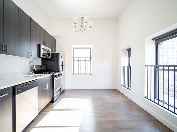 2nd image of 629 W Lake St #404